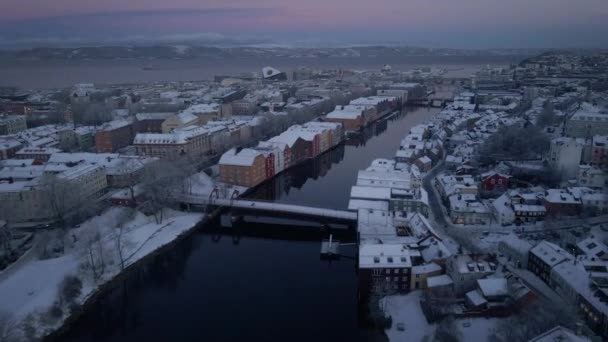 Norveç Kış Boyunca Nidelva Nehri Üzerindeki Nidelva Köprüsü Nün Üzerinde — Stok video