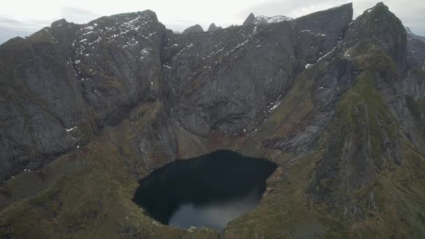 ノルウェー ロフトテンの山の間の湖の空中ビュー ドローンショット — ストック動画