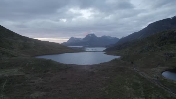 Vista Aérea Drone Baixa Sobre Lago Para Montanhas Nascer Sol — Vídeo de Stock