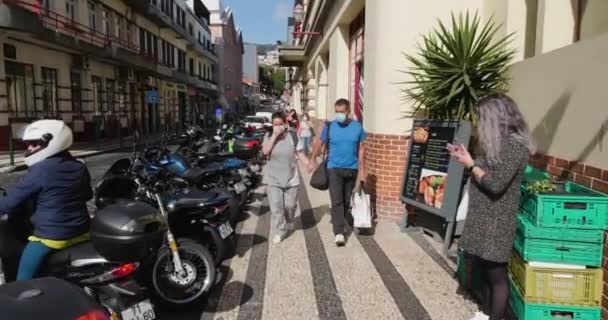 在葡萄牙马德拉岛殡葬市场附近的停车场 游客们沿着人行道散步 宽射门 — 图库视频影像