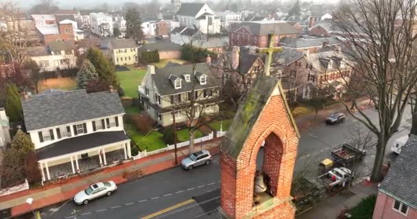 Luchtbaan Van Kerkklokkentoren Toren Toren Toren Buurt Moody Mist Het — Stockvideo