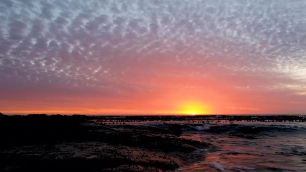 Ondes Douces Écrasent Sur Les Rochers Nuages Orange Brillant Coucher — Video