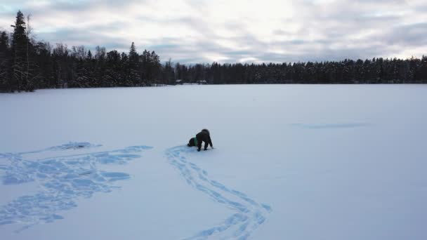 Mère Enfant Jouant Avec Neige Milieu Forêt Open Frozen Lake — Video