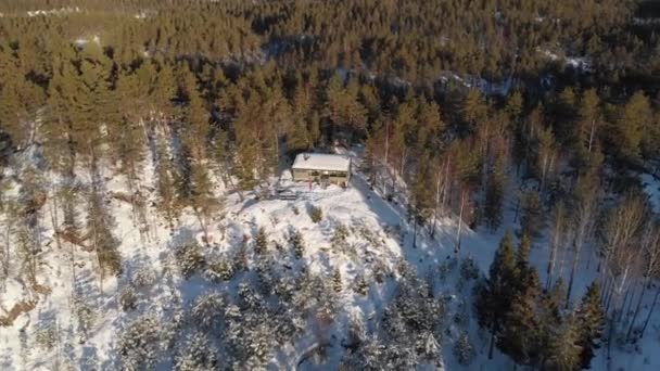 雪の森の中にあるノルウェーのキャビンのパノラマビュー 空中ドローン — ストック動画