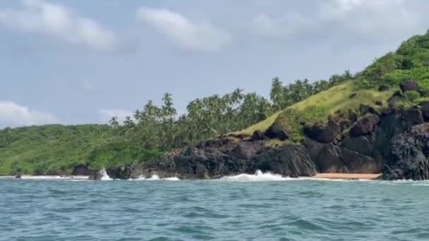 Морські Хвилі Пливуть Скелястому Острові Аравійське Море Південній Гоа Індія — стокове відео
