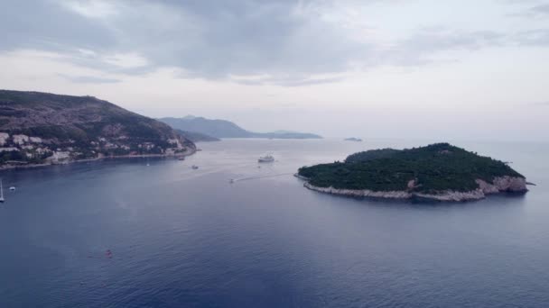 Dron Video Dubrovníku Mezi Ostrovem Lokrum Chorvatským Pobřežím Při Západu — Stock video