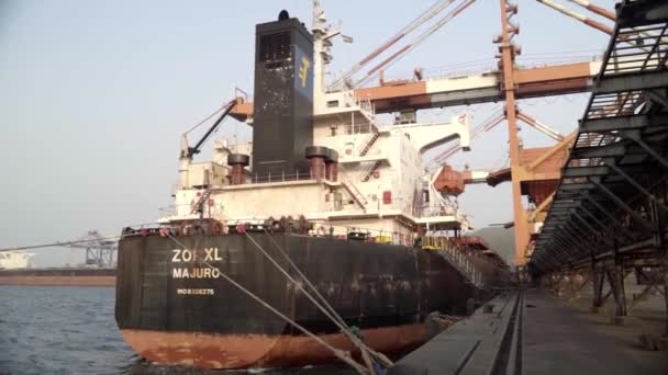 Massengutfrachter Der Hafen Von Mumbai Indien Mit Waren Beladen Wird — Stockvideo