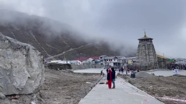 Pilgrims Famous Kedarnath Temple Uttarakhand India Fog Clouds Daytime Panning — Stock Video