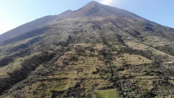 Increíble Toma Aérea Del Volcán Activo Stromboli Mediodía Sicilia Italia — Vídeos de Stock