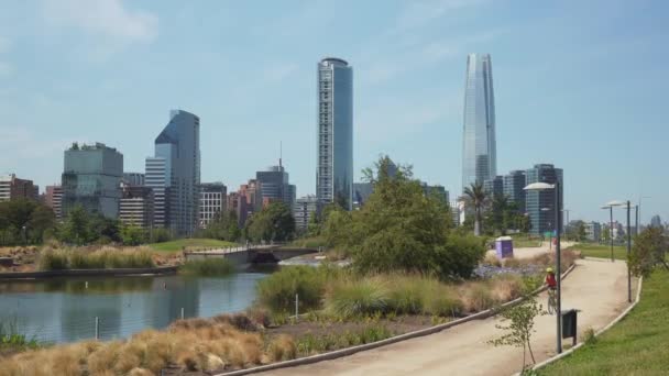 Kerékpáros Lovaglás Közelében Bicentenario Parkban Felhőkarcolókkal Háttérben Napközben Santiago Chile — Stock videók