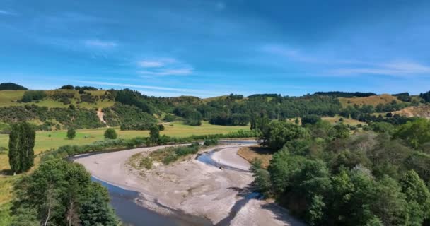 Perfekt Sommardagsflygning Över Nya Zeelands Flod Och Jordbruksmark Pohangina — Stockvideo