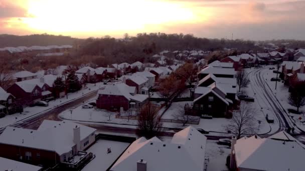 Snowy Amerikaanse Buurt Bij Zonsondergang Antenne — Stockvideo