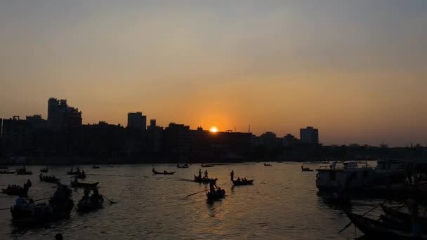 Cruzamento Rio Por Barcos Passageiros Durante Pôr Sol Vista Silhueta — Vídeo de Stock