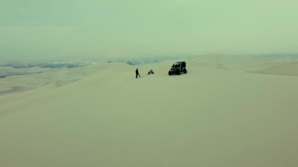 Turisti Dune Buggy Veicolo Presso Vasto Deserto Peruviano Huacachina Aerea — Video Stock