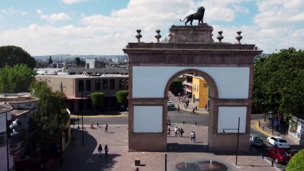 Zonnige Dag Stadscentrum Met Arch Monument Len Guanajuato Mxico — Stockvideo