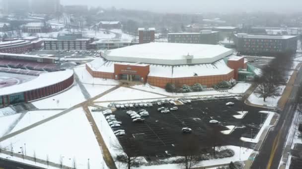 Αεροφωτογραφία Χιονιού Που Καλύπτει Bud Walton Arena Στην Πανεπιστημιούπολη Του — Αρχείο Βίντεο