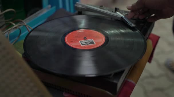 Entlang Der Straße Laufen Und Verkaufen Sich Schallplatten Ist Ein — Stockvideo