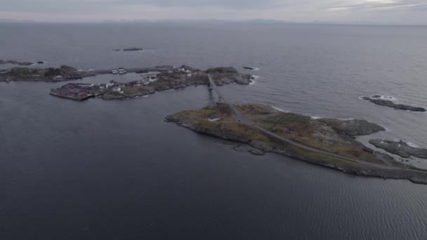 Vista Aérea Coche Que Atraviesa Puente Toppoya Hamnoy Lofoten Noruega — Vídeos de Stock