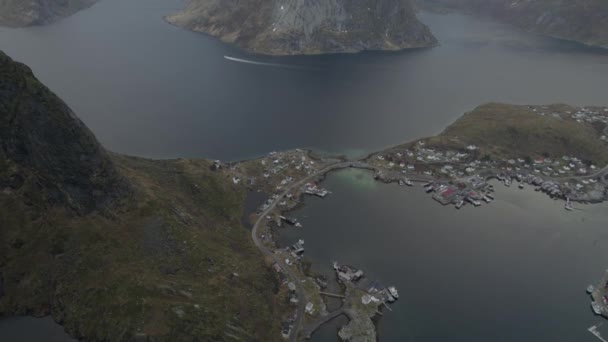 Widok Powietrza Wioskę Reine Otaczające Góry Pochmurnym Lofoten Norwegia Pochylenie — Wideo stockowe