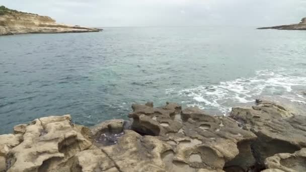 Costa Stone Beach Kalanka Malta Com Águas Límpidas Mar Mediterrâneo — Vídeo de Stock