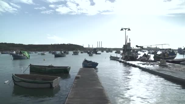 Stare Drewniane Łodzie Pływające Spokojnym Morzu Śródziemnym Wiosce Rybackiej Marsaxlokk — Wideo stockowe