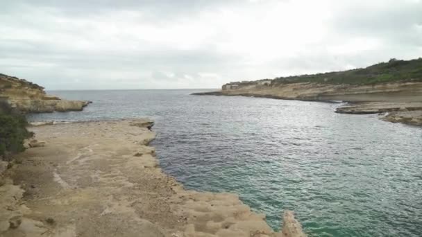 Široký Pohled Pláž Kalanka Maltě Oblačný Zimní Den Maltě — Stock video