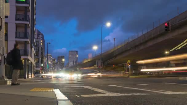 Пешеходы Машины Движутся Через Перекрёсток Бостоне — стоковое видео