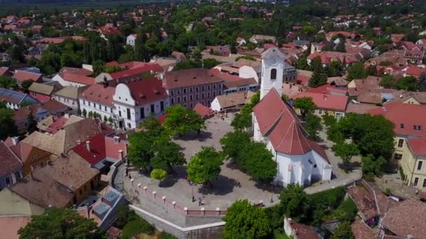 Filmreife Drohne 360 Orbit Aufnahme Der Kirche Auf Dem Hügel — Stockvideo