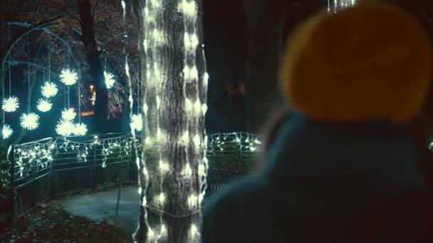 재킷을 주황색 모자를 거리를 여자가 불빛을 천천히 역으로 시야를 가까이 — 비디오