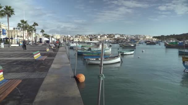 Wandelen Marsaxlokk Bay Riviera Met Veelkleurige Vissersboten Drijvend Bay — Stockvideo