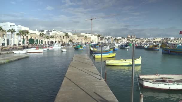 Promenade Sur Jetée Étroite Vers Pêche Traditionnelle Bateaux Maltais Eau — Video