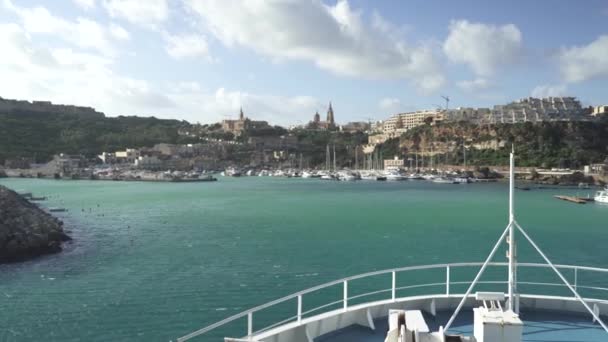 Güneşli Bir Kış Gününde Feribotla Gozo Adası Varmak — Stok video