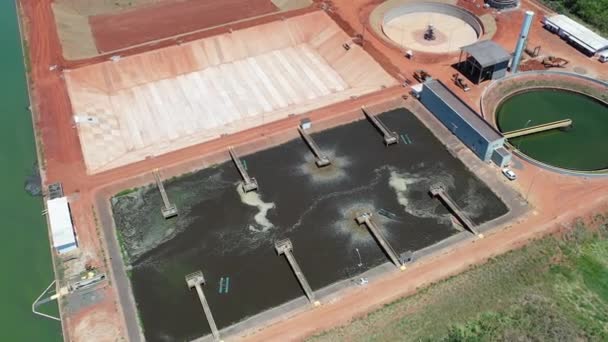 Luftaufnahme Der Kläranlage Kanalreinigung Und Wasserkläranlage Weite Landschaft Von Wasser — Stockvideo