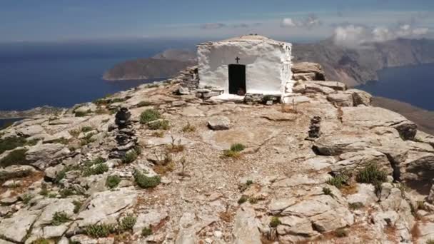 Dron Shot Cute Little Chapel Greece Rock Peak Αμοργός Κυκλάδες — Αρχείο Βίντεο