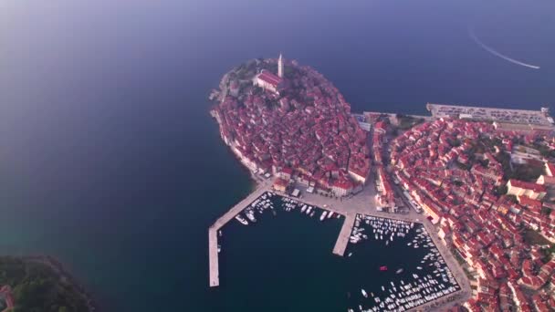 Mlhavý Den Ikonickém Středomořském Městě Rovinj Výhled Drony — Stock video