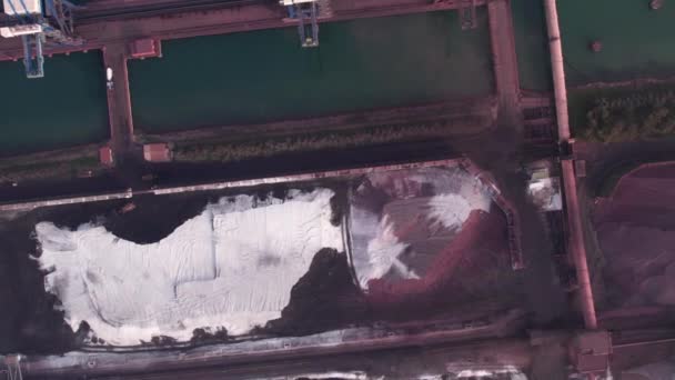 Lahan Batubara Dengan Gundukan Bijih Bahan Bakar Fosil Pelabuhan Industri — Stok Video