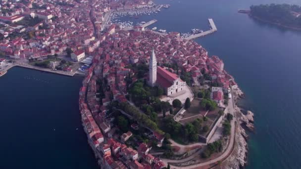 从空中俯瞰Rovinj老城山上的圣幼发拉底河教堂 — 图库视频影像
