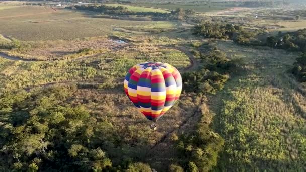 Weite Landschaft Von Isolierten Heißluftballons Vor Ländlicher Kulisse Bunte Heißluftballon — Stockvideo