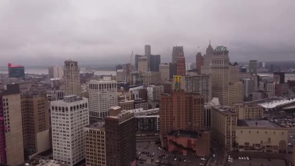 디트로이트 건물들 앞으로 날아가는 — 비디오