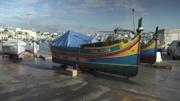 Malta Daki Marsaxlokk Balıkçı Köyünün Limanında Osiris Gözleriyle Süslenmiş Geleneksel — Stok video