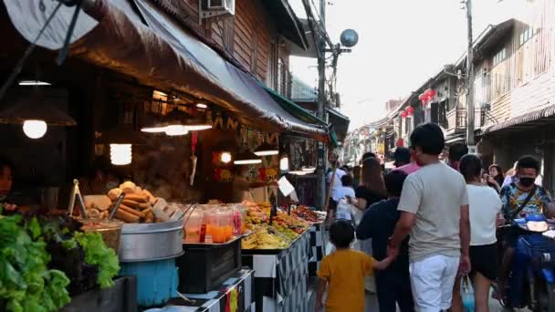 Padre Hijo Caminando Buscando Algo Para Comprar Mientras Los Vendedores — Vídeo de stock