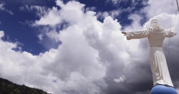 Estatua Jesús Mirando Las Nubes Cementerio Yungay Ancash Perú — Vídeo de stock