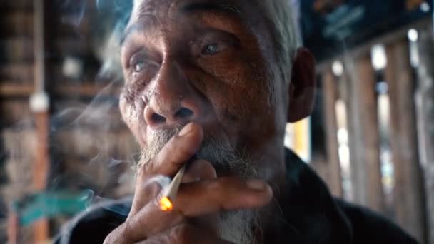 Кинематографический Крупным Планом Снимок Старика Курящего Сигарету Записано Теренггану Малайзия — стоковое видео