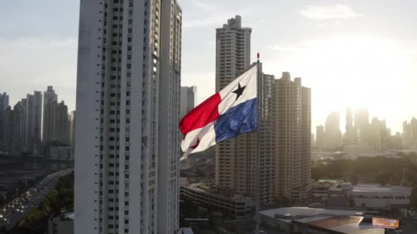 Bandeira Panamenha Acenando Vento Através Luz Solar Com Paisagem Urbana — Vídeo de Stock