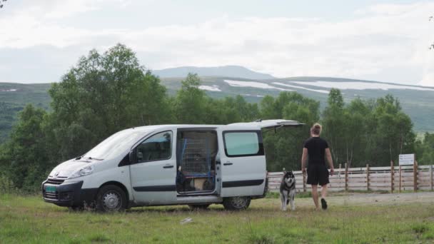 Hombre Camina Hacia Camioneta Con Alaska Malamute — Vídeos de Stock