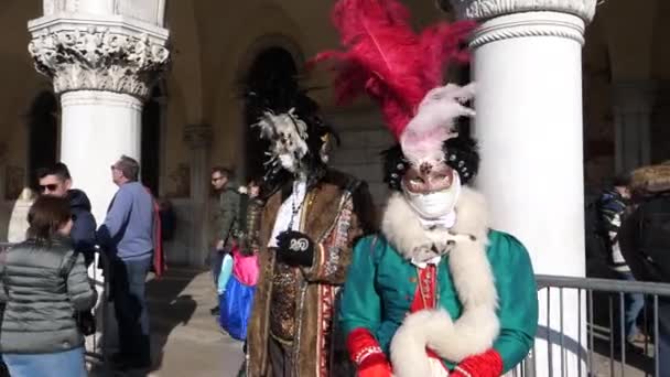 Casal Bonito Vestindo Traje Carnaval Tradicional Venice Stand Praça Principal — Vídeo de Stock