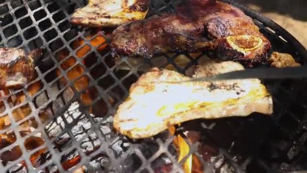 Vista Perto Fritar Frango Estilo Africano Uma Lareira Aberta Com — Vídeo de Stock