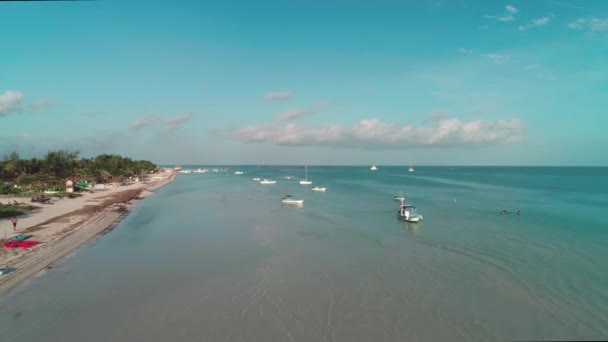 Barcos Locais Ancorados Águas Rasas Costa Holbox Dia Ensolarado Aéreo — Vídeo de Stock