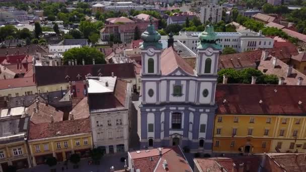 映画の空中ドローン360ハンガリーの2月郡に位置する中央TransdanubiaのダウンタウンSzkesfehrrメインストリートの軌道ショット — ストック動画