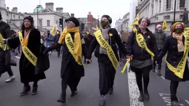 Жінки Протестувальники Чорному Одязі Жовтими Поясами Які Читають Злочинець Протести — стокове відео